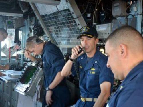  MIAMI, EUA – O comandante do USS Gary, James E. Brown, dá instruções à tripulação da sala de comando em 20 de janeiro. (Cortesia de Raúl Sánchez-Azuara/Diálogo) 