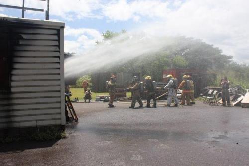 Central American firefighters extinguish a fire as part of the CENTAM SMOKE exercise. (Photo: Geraldine Cook/Diálogo)