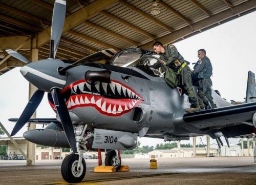 Pilotos de la Fuerza Aérea de Colombia y los EE. UU. llevan a cabo un control previo al vuelo durante el período anterior a la partida en el ejercicio Green Flag East en la Base de la Fuerza Aérea de los EE. UU. Barksdale, en Luisiana, el 17 de agosto de 2016. El Green Flag East permite a los pilotos entrenarse en un contexto amenazador simulado, y dota al personal de mantenimiento y apoyo de mayor ritmo en la preparación de aeronaves de combate plenamente capaces de cumplir con las misiones. (Foto de la Fuerza Aérea de los EE. UU./Aerotécnico Jefe Mozer O. Da Cunha) 