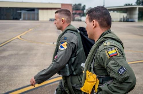 Pilotos de la Fuerza Aérea de Colombia y los EE. UU. se dirigen a la pista durante el ejercicio Green Flag East en la Base de la Fuerza Aérea de los EE. UU. Barksdale, en Luisiana, el 17 de agosto de 2016. Colombia y los Estados Unidos tienen una relación especial, y el ejercicio de entrenamiento conjunto brinda una plataforma para fortalecer esos vínculos. (Foto de la Fuerza Aérea de los EE. UU./Aerotécnico Jefe Mozer O. Da Cunha) 