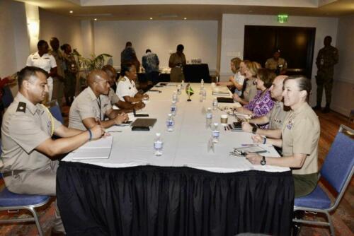 Las delegaciones de la Fuerza de Defensa de Jamaica y del Comando Sur de los Estados Unidos abordan preocupaciones comunes, durante su reunión bilateral en el marco de CANSEC 2023. (Foto: Fuerzas de Defensa de Jamaica)