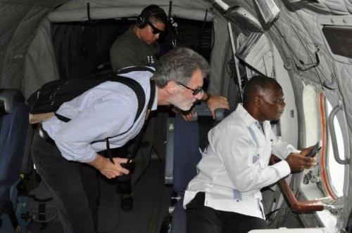 Jocelerme Privert, presidente de Haití (derecha), y Peter F. Mulrean, embajador de los EE. UU. en Haití (izquierda), observan los daños causados por el huracán, desde el avión HC-144 Ocean Sentry de la Estación Aérea Miami de la Guardia Costera, que sobrevoló sobre Haití para evaluar los daños ocasionados el 5 de octubre. (Foto: Guardia Costera de los EE. UU.)