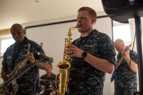 El Músico de Tercera Clase de la Marina de los EE. UU. Kent Grover ameniza una reunión de alumnos en la Fundación Integrar, una escuela para estudiantes con necesidades especiales, en San Pedro Sula, Honduras. (Foto: Especialista Segunda Clase de la Marina de los EE. UU. Brianna K. Green)