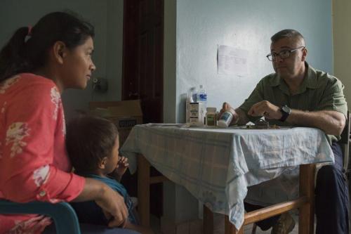 El Mayor del Ejército de los EE. UU. Jorge Chavez, enfermero de salud pública del Elemento Médico de la JTF-Bravo habla con un paciente sobre medicina preventiva, durante un Ejercicio de Entrenamiento en Preparación Médica Pediátrica en La Paz, Honduras. (Foto: Sargento Tercero de la Fuerza Aérea de los EE. UU. Eric Summers Jr.)