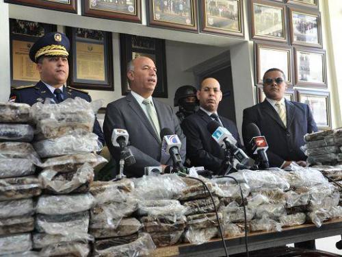 SANTO DOMINGO, Dominican Republic – Maj. Gen. Rolando Rosado Mateo (speaking), the president of the National Directorate for Drug Control (DNCD), said counter-narcotics authorities dismantled a narco-trafficking network by seizing 680 kilograms of cocaine from a private jet at Punta Cana airport on March 20. (Courtesy of DNCD)