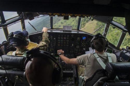 Pilotos del Escuadrón de Transporte Aéreo N.º 133 de la Fuerza Aérea de los EE. UU. realizan maniobras a baja altura a bordo de un C-130 Hercules, durante un ejercicio de búsqueda y rescate en una zona montañosa de Colombia el 12 de septiembre. (Foto: Sargento Segundo de la Fuerza Aérea de los EE. UU. Angela Ruiz)