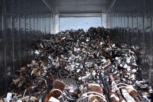 La Policía Nacional Civil de Guatemala incautó 5.409 armas incautadas reunidas en un contenedor antes de espera para ser destruido por el personal de la DIGECAM. (Foto: Manuel Ordoñez/Diálogo)