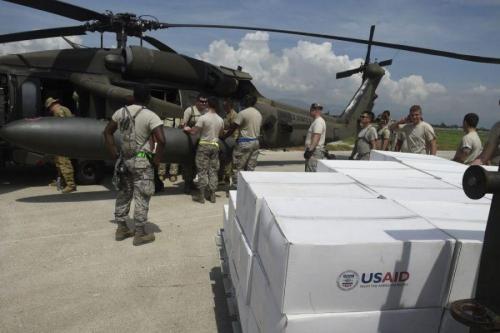 Personal del 621.º Ala de Respuesta anteContingencias trabajan con Infantes de Marina de la SPMAGTF-SC para brindar ayuda a Haití. (Foto:Sargento Mayor Robert Waggoner/621.º Ala de Respuesta ante Contingencias / Fuerza Aérea de los EE. UU.)