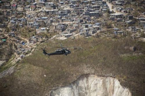 Um helicóptero Black Hawk UH-60 do Exército dosEstados Unidos com o 1° Batalhão do 228° Regimento da Aeronáutica Força-TarefaConjunta Bravo e, mobilizado em apoio à Força-Tarefa Conjunta Matthew, voa emdireção a um ponto de distribuição de suprimentos em Jeremie, no Haiti. (Foto:CB Kimberly Aguirre/Corpo de Fuzileiros Navais do Sul) 