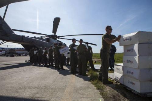 Infantes de Marina de los EE. UU. con la Fuerza de Tarea Aero-Terrestre dePropósito Especial de la Infantería de Marina -Comando Sur (SPMAGTF-SC, por susigla en inglés) cargan cajas de la Agencia de los EE. UU. para el Desarrollo Internacionala bordo de un helicóptero CH-53E Super Stallion. (Foto: Sargento Adwin Esters/Fuerzasdel Cuerpo de Infantería de Marina, Sur)
