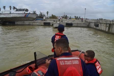 Membros da Guarda Costeira dos EUA realizam uma avaliação da área após a passagem do furação Matthew sobre o Haiti no porto de Les Cayes, em 6 de outubro de 2016. (Foto: Guarda Costeira dos EUA)