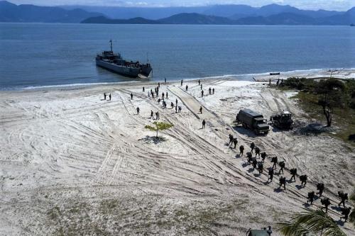 Fuzileiros Navais do Brasil desembarcam na Ilha da Marambaia, no dia 27 de agosto. O UNITAS 2019 reuniu mais de 3.500 militares de 12 nações parceiras. (Foto: Wagner Ziegelmeyer, Estúdio Cria) 