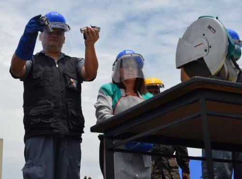 A DIGECAM operator displays a pistol destroyed as part of a program run by Guatemala's judicial branch and the Ministry of Defense. Over the course of two months, the program is expected to destroy 5,409 illegal weapons seized by the National Civil Police. (Photo: Manuel Ordoñez/Diálogo)