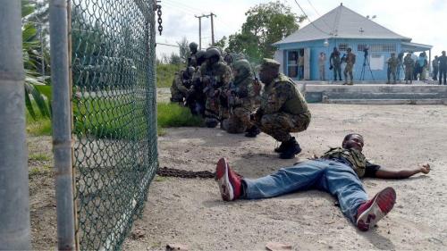 Membros da Real Força de Defesa das Bahamas e fuzileiros navais do México se preparam para um movimento de tropas durante um exercício combinado de assalto em Nassau, Bahamas, no dia 20 de junho. (Foto: Segundo-Sargento da Marinha dos EUA Melissa K. Russell)