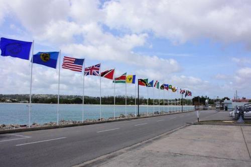 Bandeiras das nações participantes do Exercício Tradewinds 2017 foram hasteadas no dia 6 de junho. O Tradewinds é um exercício anual combinado e de foco regional, patrocinado pelo Comando Sul dos EUA (SOUTHCOM), realizado com a finalidade de aumentar a interoperabilidade das nações participantes e melhorar a segurança no Caribe. (Foto: 246Paps Photography)