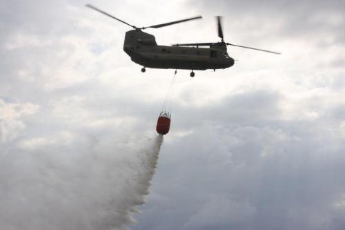 Un helicóptero CH-47 Chinook deja caer agua de un cubo Bambi para controlar incendios forestales, como parte del entrenamiento de CENTAM SMOKE. (Foto: Geraldine Cook/Diálogo)