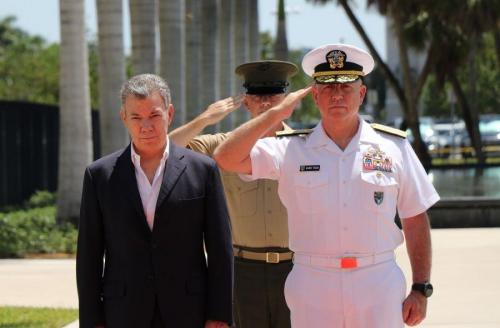 El Almirante de la Marina de los EE. UU. Kurt W. Tidd, comandante del Comando Sur de los EE. UU., y el Sargento Mayor del Cuerpo de Infantería de Marina de los EE. UU. Bryan Zickefoose, sargento mayor de comando de SOUTHCOM, saludan mientras tocan los himnos nacionales de los EE. UU. y Colombia, para recibir al presidente colombiano Juan Manuel Santos al cuartel general. (Foto: Jose Ruiz, Relaciones Públicas SOUTHCOM)