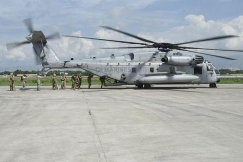 Personal del 621.º Ala de Respuesta anteContingencias trabaja con Infantes de Marina de la SPMAGTF-SC, en Puerto Príncipe, Haití. (Foto:Sargento Mayor Robert Waggoner/621.º Ala de Respuesta ante Contingencias/Fuerza Aérea de los EE. UU.)