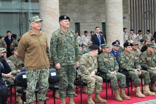 U.S. Admiral Craig S. Faller, commander of U.S. Southern Command, and Chilean Army General Ricardo Martínez, commander in Chief, at the closing ceremony, pose with Comandos Colombia. The Colombian team won Fuerzas Comando for the 10th time in the 15th edition of the tactical competition that tests expertise and resilience. (Photo: Geraldine Cook, Diálogo)