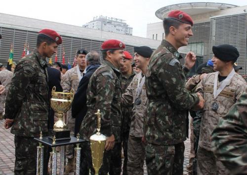 Un militar del equipo brasileño felicita a un soldado chileno por su segundo lugar, al finalizar la ceremonia de clausura de Fuerzas Comando. (Foto: Especialista Jose Vargas Marmolejos, SOCSOUTH)