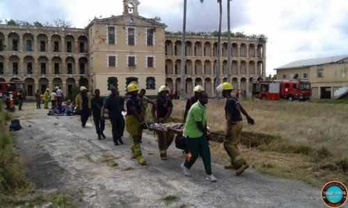 Soldados evacuam turistas que ficaram presos devido ao desabamento simulado do Glendary Resort, no dia 10 de junho, como parte do Exercício Tradewinds 2017. (Foto: Soldado Shimar Gollop, Força de Defesa de Barbados)