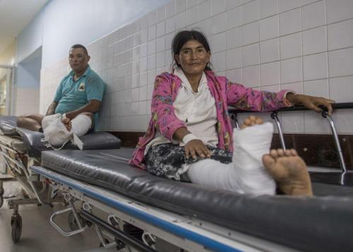 Pacientes hondurenhos esperam no Hospital Nacional Dr. Mario Catarino Rivas, em San Pedro Sula, Honduras, no dia 21 de março de 2018, para serem atendidos por médicos das Forças Navais do SOUTHCOM. (Foto: Segundo-Sargento da Marinha dos EUA Mike DiMestico)