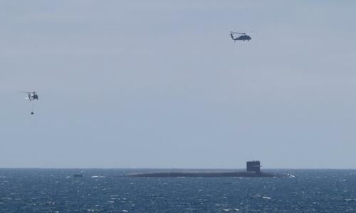 El Comando Estratégico de los Estados Unidos (USSTRATCOM) demostró su capacidad para reabastecer a los submarinos desplegados de misiles balísticos de la Marina de los EE. UU., utilizando diferentes tipos de aeronaves para entregar los suministros. En la foto, aeronaves de la Marina de los EE. UU. del Escuadrón de Combate Marítimo de Helicópteros (HSC 23), en San Diego, realizan una reposición vertical para reabastecer al submarino de misiles balísticos de la Marina de los EE. UU. USS Henry M. Jackson (SSBN 730), que opera frente a la costa de California el 21 de julio de 2022. Los helicópteros aumentan el alcance y la capacidad de supervivencia de los SSBN, al realizar misiones de reabastecimiento logístico expedicionario en el mar. (Foto: Marina de los EE. UU.)
