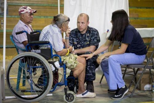 O Capitão-Tenente da Marinha dos EUA Joe Guerin escuta os sintomas de uma paciente, durante um evento médico, em Puerto Cortés, Honduras, no dia 15 de março de 2018, como parte da missão Promessa Contínua 2018. (Foto: Segundo-Sargento da Marinha dos EUA Mike DiMestico)