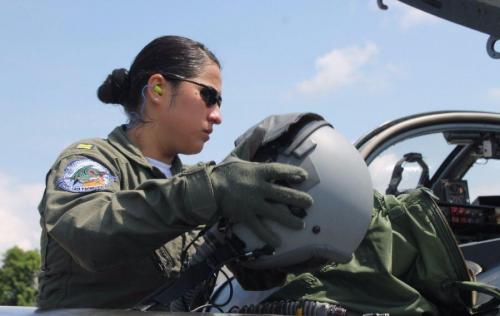 With a sky full of dreams, First Lieutenant Aviator Pilot María Elena Mendoza Quan de Rivas, of the Salvadoran Air Force, was certified as the first female Central American combat pilot to fly U.S. Cessna A-37B attack aircraft, according to an August 11th report from the Minister of National Defense. 