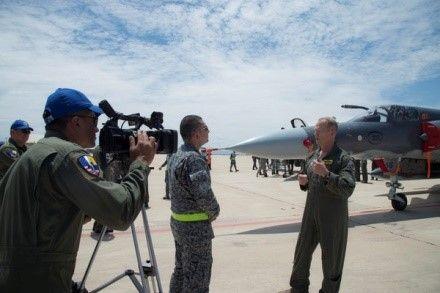 Profissionais de relações públicas da Força Aérea da Colômbia entrevistam o Maj Brig da Força Aérea dos EUA Mark Kelly, comandante da 12ª Força Aérea (Forças Aéreas Sul), na pista da Base da Força Aérea Davis-Monthan, no Arizona, no dia 13 de julho de 2018. (Foto: 3S da Força Aérea dos EUA Angela Ruiz) 
