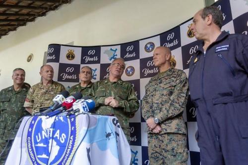 El Almirante de la Marina de Brasil (MB) Leonardo Puntel (tercero de derecha a izquierda) y el General de División Michael F. Fahey III, comandante de la Fuerza del Cuerpo de Infantería de Marina de los EE. UU. (segundo de derecha a izquierda), responde preguntas a los periodistas en una conferencia realizada en el marco de UNITAS 2019. Junto al jefe de Operaciones Navales de la MB se encuentran oficiales de alto rango de Argentina y Brasil. (Foto: Wagner Ziegelmeyer/Estúdio Cria) 