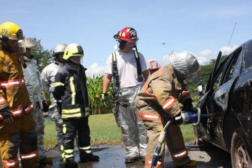 Participantes del ejercicio CENTAM SMOKE practican técnicas de extracción de vehículos para salvar vidas en situaciones de emergencia. (Foto: Geraldine Cook/Diálogo)