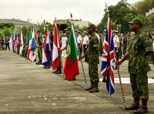 Militares de 13 países permanecen formados en la ceremonia de apertura de UNITAS LX en Río de Janeiro, el 19 de agosto de 2019. (Foto: Contramaestre de Primera Clase de la Marina de los EE.UU. Timothy M. Ahearn)