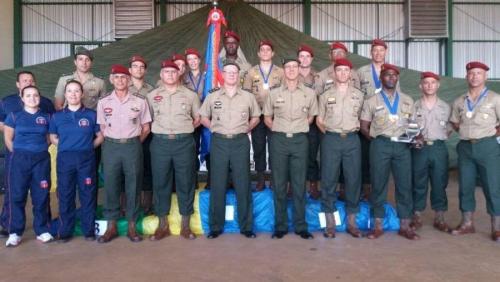 Grupo participante en el 27.º Campeonato Brasileño de Paracaidismo de las Fuerzas Armadas, realizado en el Centro Nacional de Paracaidismo en Boituva, São Paulo, entre el 21 y el 26 de mayo de 2017. (Foto: Equipo Os Cometas)