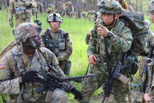 Un soldado del Ejército de los EE. UU. (izq.), y un soldado del Ejército de Colombia (der.), practican en el Centro de Entrenamiento de Preparación Conjunta (JRTC en inglés) en Fort Polk, Louisiana, el 9 de junio de 2021. El Ejército de Colombia es el segundo ejército sudamericano en realizar entrenamiento bilateral con una unidad del Ejército de los EE. UU., en el marco de una rotación del JRTC. (Foto: Relaciones Públicas de JRTC)