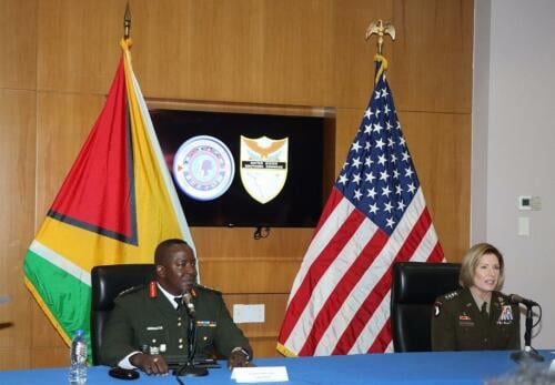O General de Brigada Godfrey Bess, chefe do Estado-Maior da Força de Defesa da Guiana, e a General de Exército Laura J. Richardson, do Exército dos EUA, comandante do SOUTHCOM, durante a coletiva de imprensa da WPS, abordando a importância da integração de gênero nas forças militares. (Foto: Geraldine Cook/Diálogo)