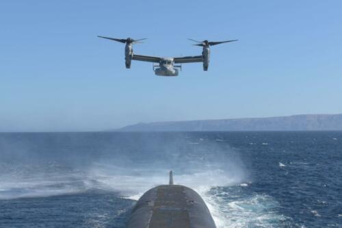 Un avión tiltrotor MV-22B Osprey del Cuerpo de Infantería de Marina de los EE. UU., perteneciente al Escuadrón de Tiltrotores Medianos de la Fuerza de Infantes de Marina 165, Grupo de Aviones N.º 16, 3.ª Ala de Aviones, entrega suministros al submarino de misiles balísticos clase Ohio USS Henry M. Jackson (SSBN 730), durante un reabastecimiento vertical frente a la costa del sur de California, el 2 de agosto de 2022. El MV-22B Osprey aumenta el alcance y la capacidad de supervivencia de los SSBN al realizar misiones de reabastecimiento logístico expedicionario en el mar. El USS Henry M. Jackson es uno de los ocho submarinos de misiles balísticos desplegados en la base naval de Kitsap-Bangor, proporcionando el pedestal más resistente de la tríada de disuasión estratégica de los EE. UU. (Foto: Marina de los EE. UU.)