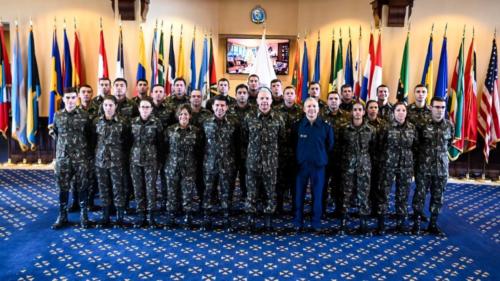 Estudiantes y dignatarios de la Escuela Superior de Guerra del Ejército de Brasil visitaron el CID, el 7 de octubre de 2021. (Foto: Sargento Segundo de la Fuerza Aérea de los EE. UU. Mozer O. da Cunha)