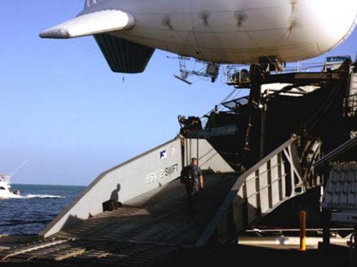  KEY WEST, U.S.A. – During the coming mission of the HSV 2 Swift, as part of Operation Martillo, the U.S. Navy will continue to evaluate if the TIF 25K Aerostat and the PUMA unmanned aerial vehicle together can be used for maritime counter-narcotics operations. This time, the catamaran’s proposed “hunting grounds” for illicit trafficking would include Belize, Guatemala and northern Honduras. (Sandra Marina/Diálogo)