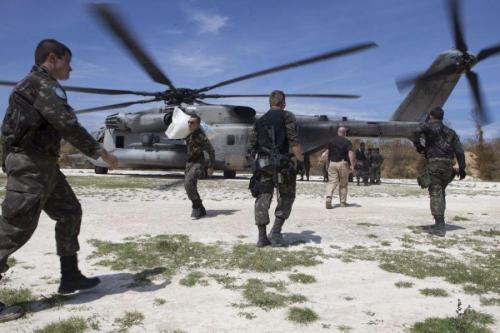 Infantes de Marina de los EE. UU. asignados a la SPMAGTF-SC descarganvíveres de un helicóptero CH-47 Chinook para ayudar a las víctimas del huracánMatthew en Haití. (Foto: Sargento Adwin Esters/ Fuerzas del Cuerpo deInfantería de Marina, Sur) 