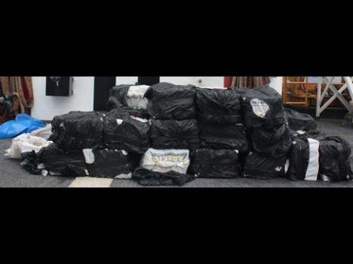 A Guarda Costeira dos EUA apreendeu 1.205 kgs de cocaína, no valor de US$ 32,5 milhões, num barco no Mar do Caribe em 31 de maio. (Cortesia da Guarda Costeira dos EUA)