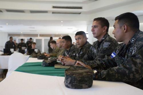 Miembros de la Marina y la Fuerza Aérea de Honduras asisten a una presentación con la SPMAGTF-SC en un intercambio entre expertos en asistencia humanitaria, en la ciudad portuaria La Ceiba, en la costa caribeña de Honduras, el 18 de septiembre de 2018. (Foto: Sargento del Cuerpo de Infantería de Marina de los EE. UU. Booker T. Thomas III)