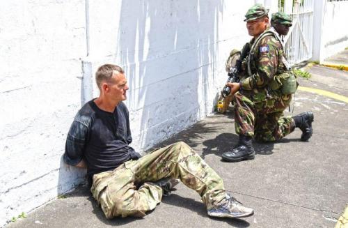 El Especialista del Ejército de los EE.UU. Justin. R. Jones participa como un combatiente capturado, en un ejercicio de entrenamiento táctico combinado a gran escala en Basseterre, San Cristóbal y Nieves, el 11 de junio de 2018. (Foto: Sargento de Segunda Clase de la Guardia Nacional del Ejército de los EE.UU. Shane Hamann)