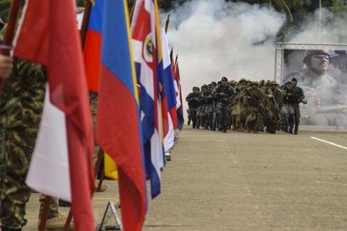 Membros da Polícia Nacional do Panamá marcham durante a inauguração do Fuerzas Comando 2018. (Foto: Sgt. do Exército dos EUA Brian Ragin)