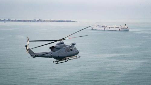 Un helicóptero Bell 412 peruano vuela junto al Buque Hospital USNS Comfort de la Marina de los EE. UU. El USNS Comfort estuvo en Perú en una misión médica de cinco días, donde se atendieron a más de 4500 pacientes y se realizaron más de 100 cirugías a bordo de la embarcación. (Foto: Contramaestre de Segunda Clase de la Marina de los EE. UU. Morgan K. Nall)