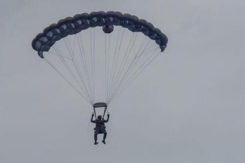 Un miembro del equipo de paracaidismo Águila de Gules perteneciente a la Fuerza Aérea de Colombia realiza un salto en el Aeropuerto Internacional José María Córdova de Rionegro, Colombia, durante F-AIR Colombia 2017. (Foto: Aerotécnico Jefe de la Guardia Nacional Aérea de Carolina del Sur Megan Floyd)