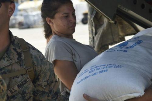 La Aviadora de 1era Clase Elizabeth Fischer, del 621.º Ala de Respuesta ante Contingencias, facilita el transporte de comida y provisiones para las víctimas del huracán Matthew en Haití, el 9 de octubre del 2016. (Foto: Sgto. Robert Waggoner/Fuerza Aérea de los EE. UU.)