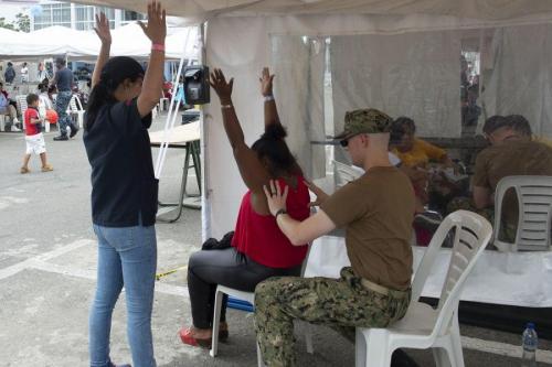 El Capitán de Corbeta de la Marina de los EE. UU. Thomas Slocum y la voluntaria médico ecuatoriana María Pino realizan una sesión de fisioterapia con un paciente en las instalaciones médicas de Esmeraldas, Ecuador, el 23 de octubre. (Foto: Contramaestre Segunda Clase de la Marina de los EE. UU. Jacob Waldrop)