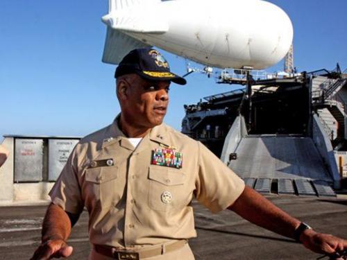  KEY WEST, U.S.A – Rear Adm. Sinclair Harris, commander of the U.S. Navy’s Fourth Fleet, prepares to board the HSV 2 Swift on April 26 in southern Florida to evaluate new technologies that may bolster the United States’ counter-narcotics fight. (Sandra Marina/Diálogo)