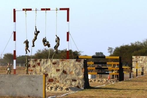 Competidores da Jamaica sobem nas cordas durante uma corrida de obstáculos. Ao aumentar as suas capacidades de operações especiais, os países se tornam mais eficientes para enfrentar ameaças comuns. (Foto: (Foto: Sargento Joanna Bradshaw, Exército dos EUA)